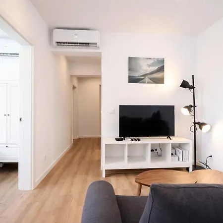 Apartmán 2 Bedroom Flat With Ac And Elevator
